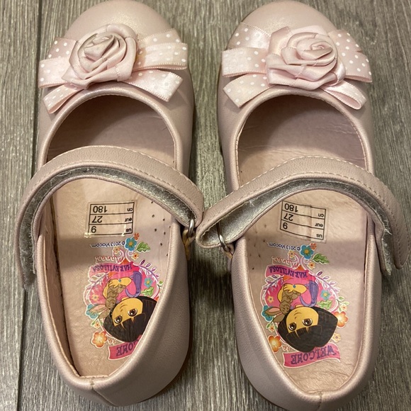 Dora the Explorer girls pink dress shoes.Size:9. With Velcro straps and rose bow - Picture 4 of 7